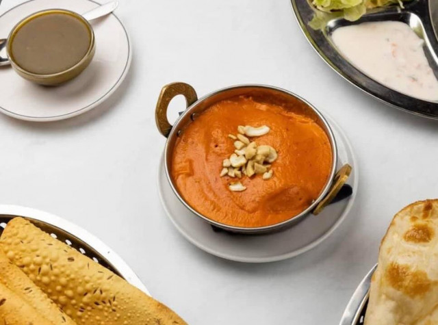 Pehmeät kasvispyörykät tomaatti-kermakastikkeessa hintaan 10€