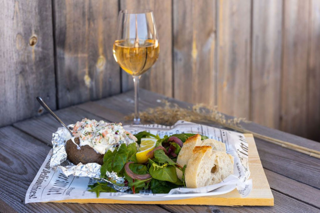 Cafe Laiturissa herkutellaan Smakussa mm. uuniperunalla.