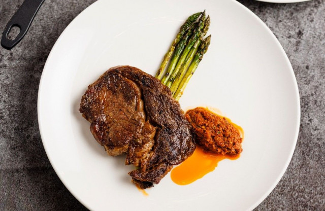 Puuhiiligrilli tuo Fat Lizardin annoksiin aivan erityistä makua.