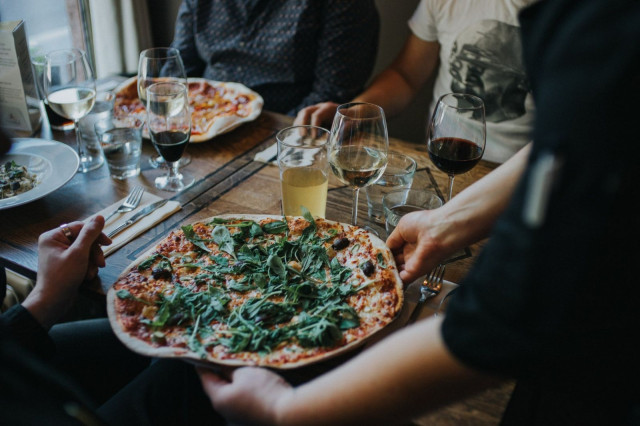 Manalan pizzat maistuvat myös terassilla!