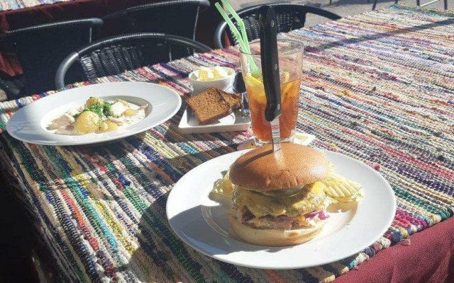 Veturitallien terassilla ei tarvitse istua nälkäisenä.