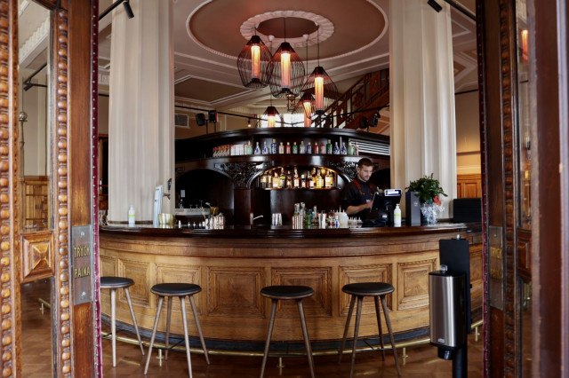 Zhèn on siitä harvinainen kiinalainen, että se pitää sisällään myös baarin.