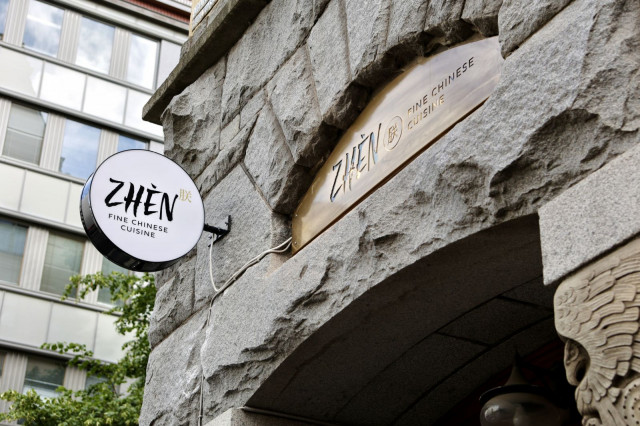 Zhèn sijaitsee historiallisessa miljöössä Helsingin keskustassa.