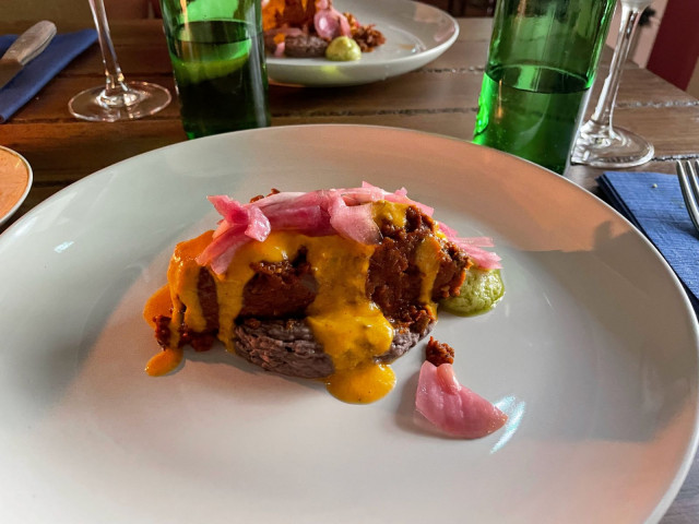 Vegaaninen chili sin carne sisälsi muun muassa mustapavuista valmistettua pyreetä.