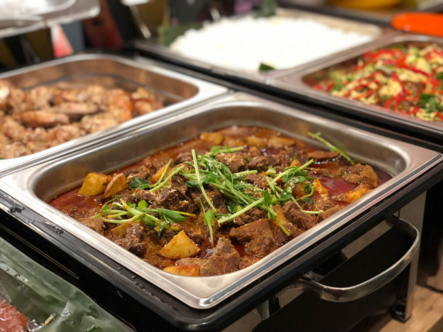 Brunsseilla pääset maistamaan lähes kahtakymmentä erilaista ruokalajia.