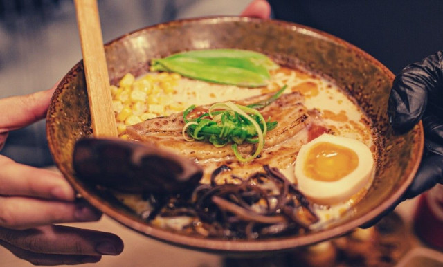 Momotokon ramen-keitot valmistuvat kymmenen tuntia hautuneeseen liemeen.