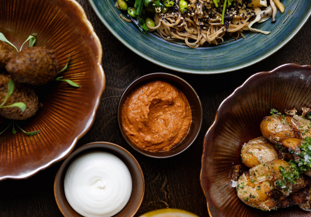 Jätkäsaaren uusi kohtaamispaikka yhdistelee rohkeasti mausteita ja makuja maailmalta.