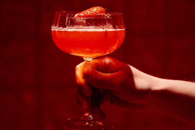 AX Barissa tarjoillaan sesonkiin mukautuvia maukkaita artesaanicocktaileja puhtain raaka-ainein ja kiehtovin makuvivahtein.