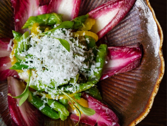 Taidehotellin ravintolassa voi kokea värien sinfoniaa myös lautasella.