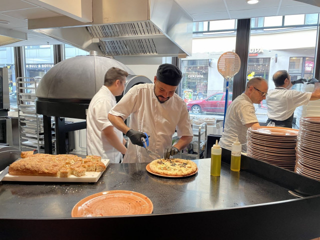 Il Centro -trattoria tarjoaa muun muassa kiviuunissa paistettua, napolilaistyylistä pizzaa.