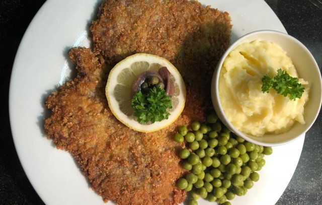 Hausmanin wienenleikkeen voi käydä nauttimassa vaikkapa junaa odotellessa.