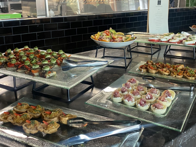 Tilaisuuden tarjoiluja Välimeren keittiön antimista.