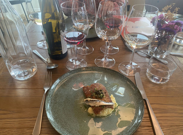 Wieninleike Iberico-porsaasta löytyy Storyn syysmenulta. Tarjoillaan sitruunaperunapyreen ja anjoviksen kera.