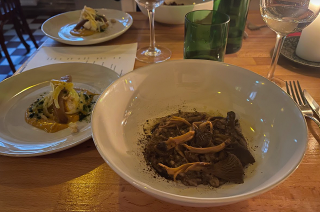 Pääruokana Mushroom and harvest-menulla on  metsäsienirisottoa, haudutettua päärynää mateliricottalla ja mole-kastikkeella.