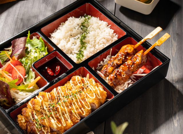 Bentoboksi koostuu useammasta pienestä annoksesta.