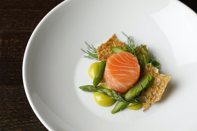 Ravintola Aito tarjoaa niin kotimaisia kaloja kuin riistaakin sekä taidolla toteutettuja liha- ja kasvisannoksia.