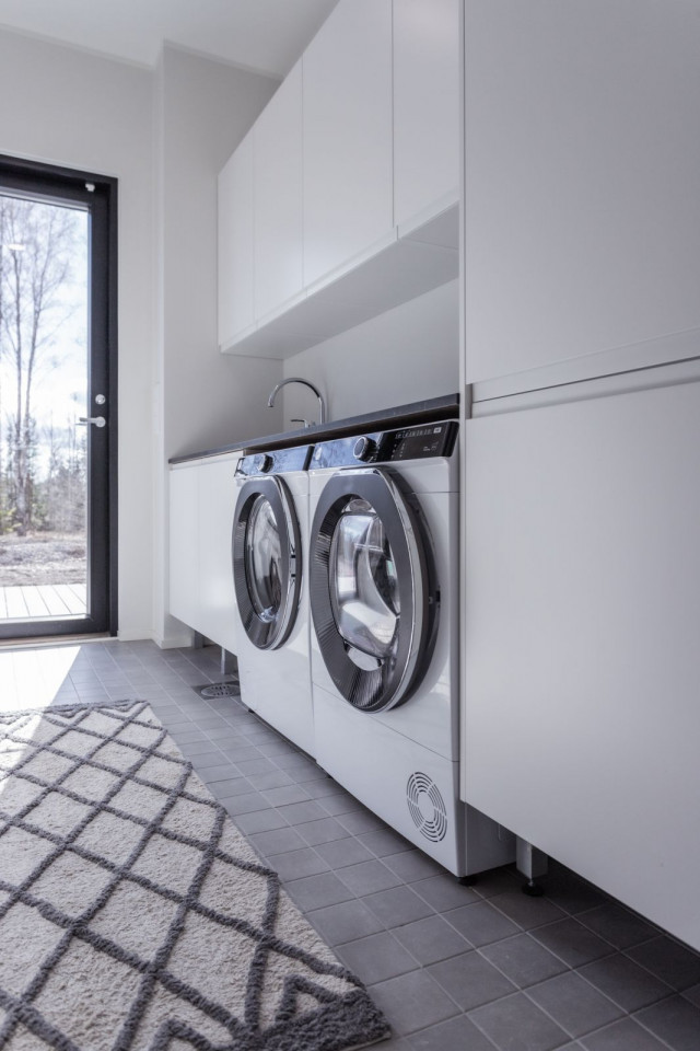 Pyykin pesu saattaa muodostaa Motivan mukaan jopa 10%  talouden energiakulutuksesta.  Pesulämpötilalla on vaikutusta energian kulutukseen. Kuvassa meidän Hooverin kuivausrumpu ja pesukone.