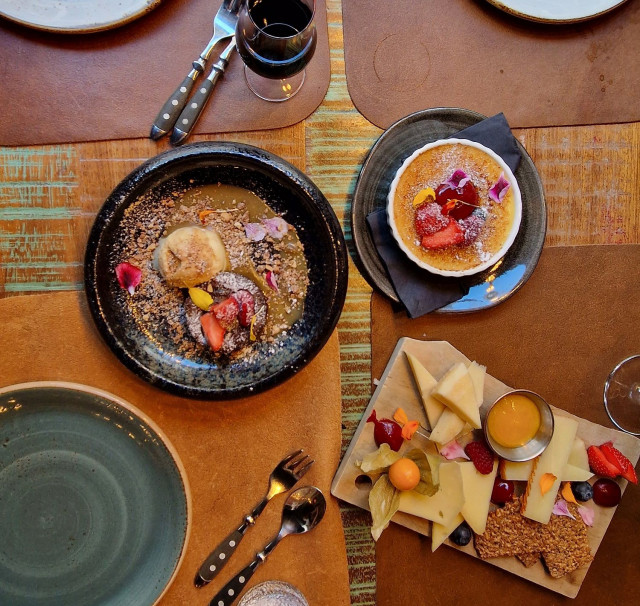 Suklaafondant, crème brûlée sekä juustolajitelma. Nämä ystävykset eivät juuri esittelyä kaipaa eivätkä kauaa ehtineet olla huoneen lämmössä ennen katoamistaan.