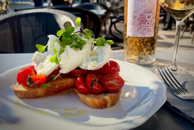 Royale Estraden bruchetta maistuu vaikkapa kevyenä illallisena.