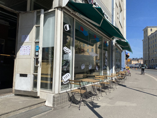 Bistro Koi kutsuu nauttimaan auringosta ja terassiherkuista Hämeentielle.