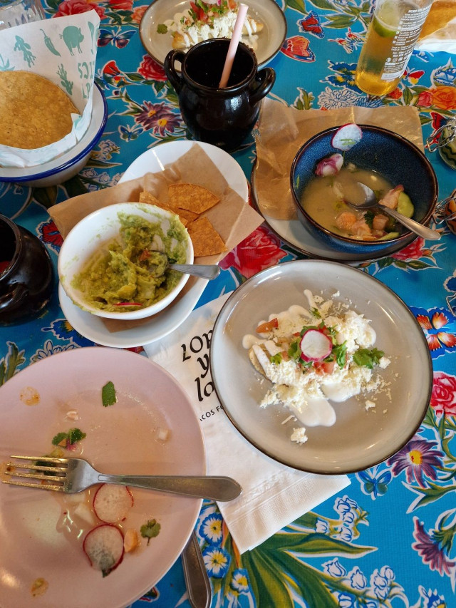 Meksikolaisessa ravintolassa on lupa syödä käsin ja pöytäkin saa näyttää siltä, että hauskaa on pidetty. Kuvan valkoinen annos on mushroom empanada, joka taisi päätyä ehkä omaksi suosikiksi eikä lihaversiota jäänyt kaipaamaan!