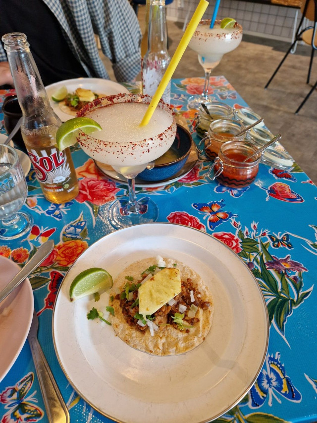 Sollia, lime margaritaa sekä al pastor tacoa. Tässä(kin) kohtaa oli helppo todeta, että on se elämä joskus oikeasti aika mukavaa.