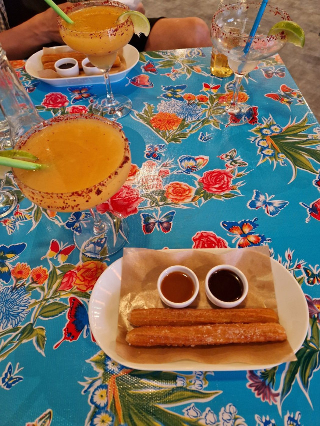 :| tänään churrot eivät hymyilleet meille, vaikka rasvaisia herkkuja olivatkin. Kylkeen jälkiruokajuoma, eli mango margarita. Nämä maistuvat varmasti makeiden ystäville mennen tullen!