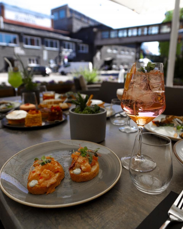 Koho restoran terassi sijaitsee Tallinnan juna-aseman läheisyydessä