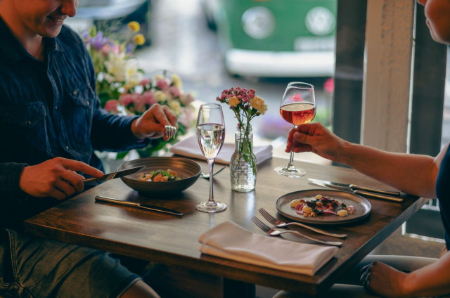 Eka  on tunnelmallinen ja sopivasti rento ravintola.