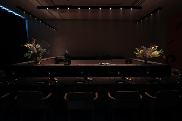 Tässä ravintolassa nautitaan annoksista yhteisen pöydän ääressä.