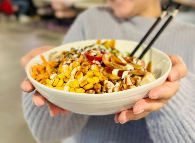 Kana-bowli maistuu vaikkapa ostosten lomassa.