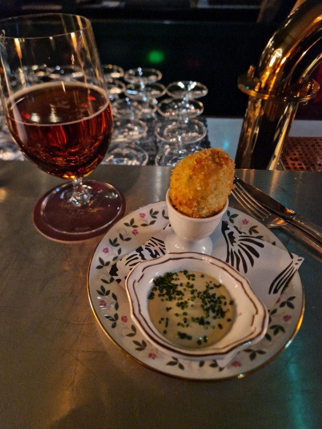 Olutta ja Scottish Egg tiskillä ennen pöytään siirtymistä. Näitä voisi ottaa työpäivän päätteeksi useammankin. Puhun siis molemmista.