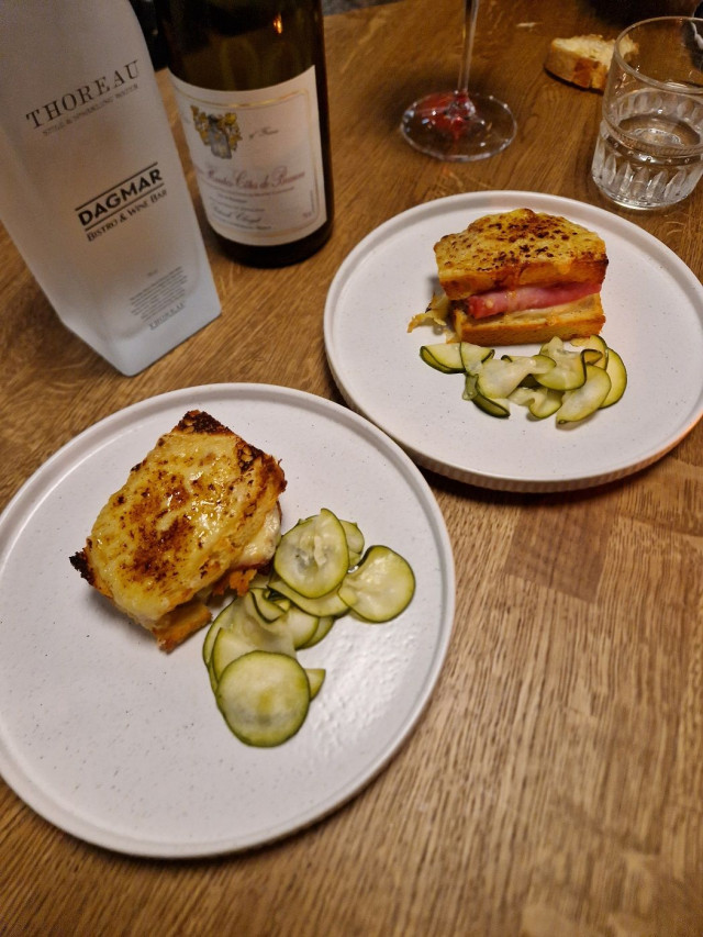 Croque Monsieur leivät, jotka tuotiin tarkoituksella muiden annosten jälkeen. Rasvaa sekä makua leivissä on paljon, joten se saattaa peittää muiden annosten herkkiä makuja.