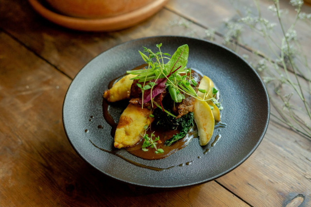 Väike Rataskaevu 16 on yksi vierailemisen arvoisista ravintoloista Tallinnassa.