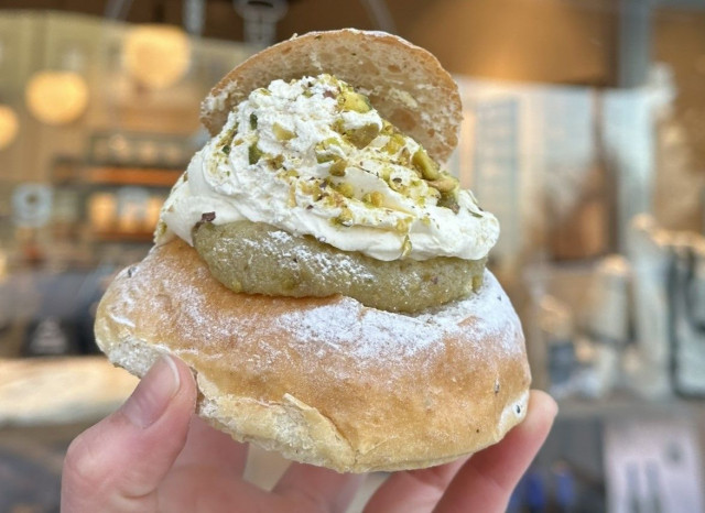 Suolainen ja makea muodostavat syntisen liiton Gateaun pistaasilaskiaispullassa.