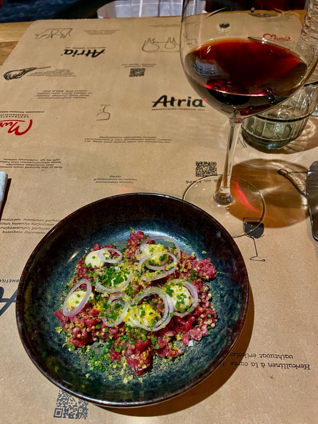 Menunvaihdos tapahtui 23. päivä tammikuuta ja uunituoreen menun tartar on niin herkullinen, että sitä söisi illan aikana useammankin.  Tulen takuuvarmasti poikkeamaan Muréssa ohikulkumatkalla tartarilla ja viinillä..