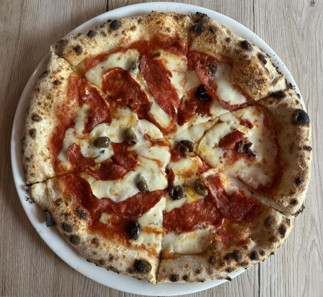 Alby'sin pizzat leivotaan käsin ja paistetaan aidossa kiviuunissa.