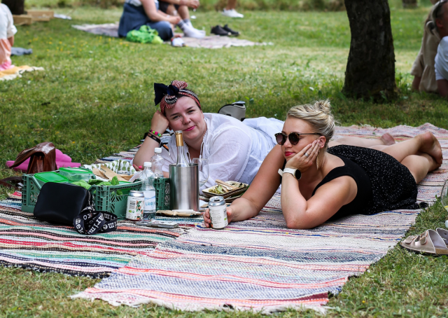 Piknik omenapuun alla tarjoaa rennon ja elämyksellisen tavan herkutella. Se sopii loistavasti esimerkiksi perheille ja ystäväporukoille.