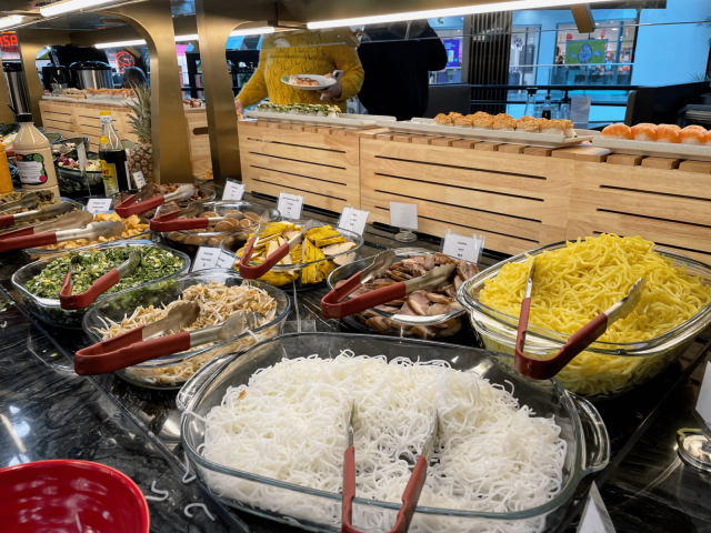 Myös miso-keiton saa koota buffetista itse.