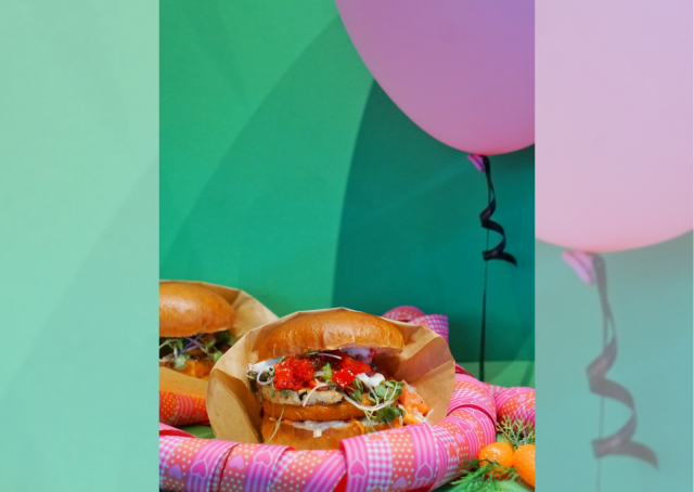 Junk y Veganissa nautitaan vapusta vegeherkkujen äärellä.