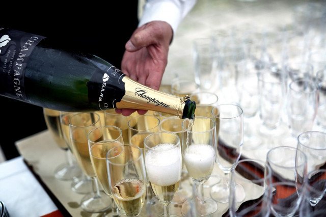 Svenska Klubbenin vappulounaan saa myös samppanjalasillisen kera.