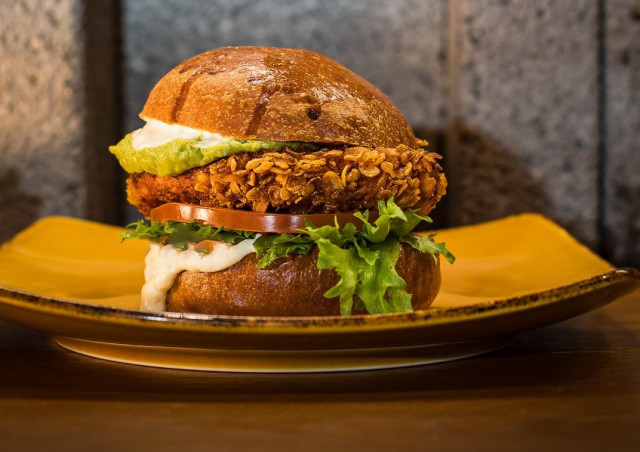 Dratf Sport Barin spesiaaliburgerin välistä löytyy rapeaakin rapeampaa kanaa.