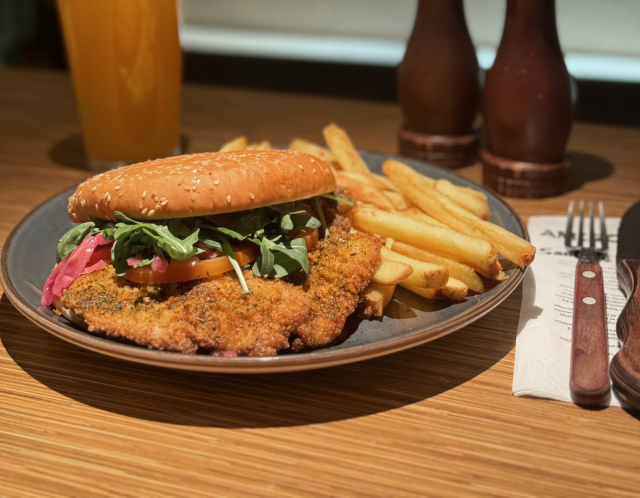 Leike on hypännyt burgerin väliin MorriSon'sissa.