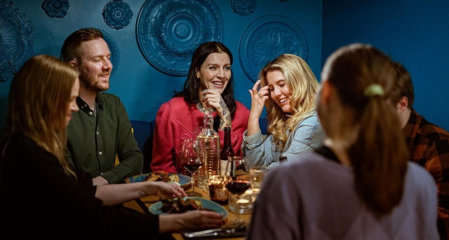 Ilveksessä nautitaan äitienpäiväherkkuja.