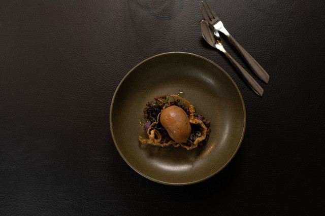 Yllätysmenu-konsepti antaa keittiölle vapauden kokeilla lähes mitä vaan ja haastaa asiakkaita kokeilemaan jotain uutta, esimerkiksi perunasta tehtyä jäätelöä.