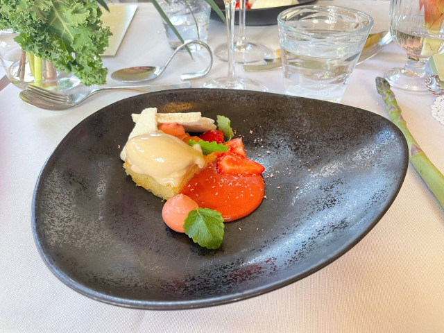 Parsamenun kruunaa raparperi ja mansikka -annos.