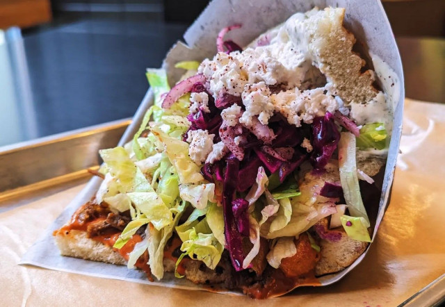 Bröner tarjoilee premium-döneria Vaasankadulla.