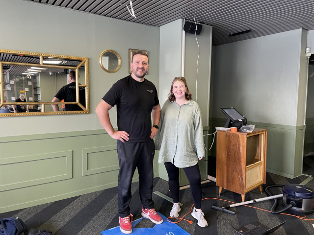 Omistaja Ari Zerza ja ravintolapäällikkö Ilona Poutiainen ovat innoissaan päästessään taas palvelemaan asiakkaita.