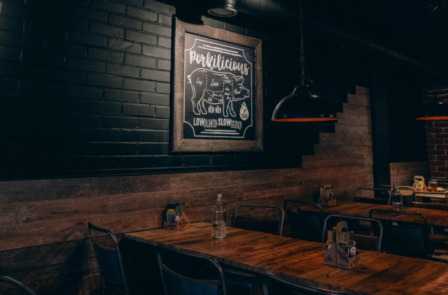 Smokehouse Brosin asiakkaat pääsevät nauttimaan paitsi herkullisesta ruoasta myös rennosta ja viihtyisästä ilmapiiristä.