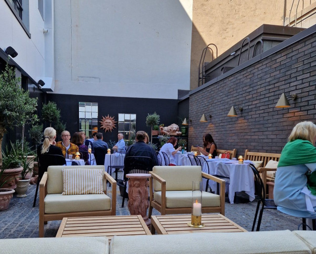 Terassilta puuttuu vielä muutamia kasveja ja rekvisiittoja, mutta on jo nyt erinomainen paikka nauttia hyvästä ruoasta ja juomasta.